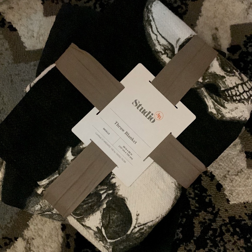 *NWT* Skulls Throw Blanket